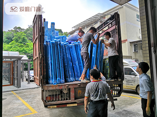 愛唯門窗產(chǎn)品裝車圖