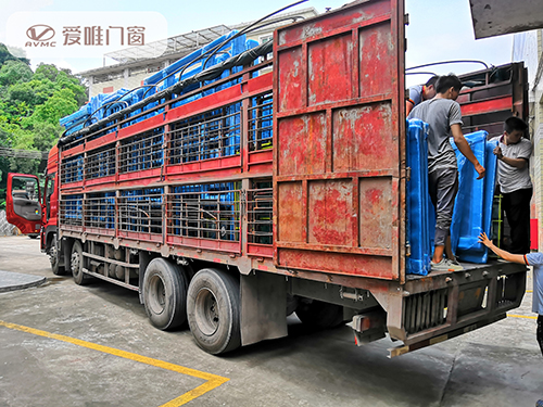 愛唯門窗產(chǎn)品裝車圖